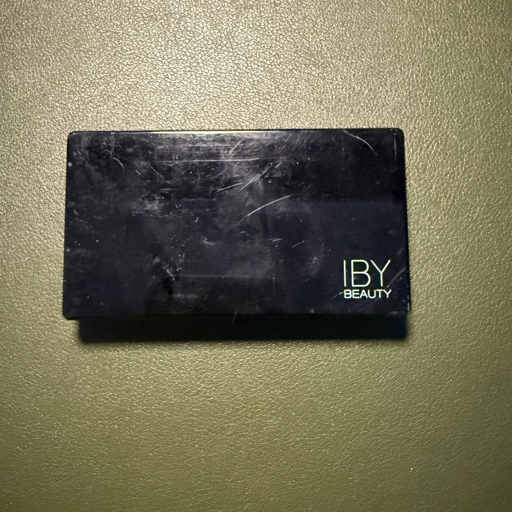 NEW IBY Beauty Eyeshadow Palette with Brush- Gold and Cream